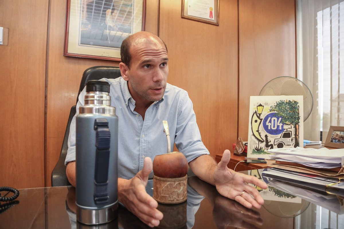 El senador Martín Lema en rueda de prensa en el Palacio Legislativo.