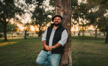 El cantante Matías Valdez en una presentación musical sobre el escenario.