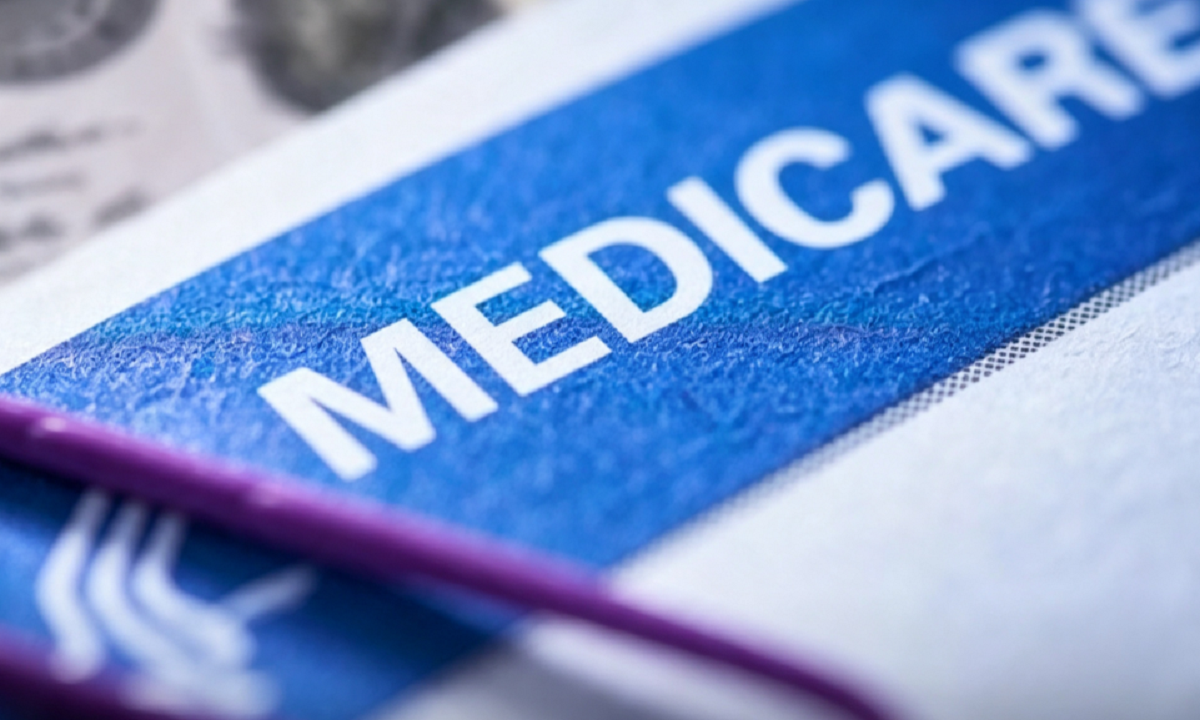 Tarjeta oficial del programa Medicare sobre un mostrador de farmacia.
