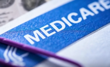 Tarjeta oficial del programa Medicare sobre un mostrador de farmacia.