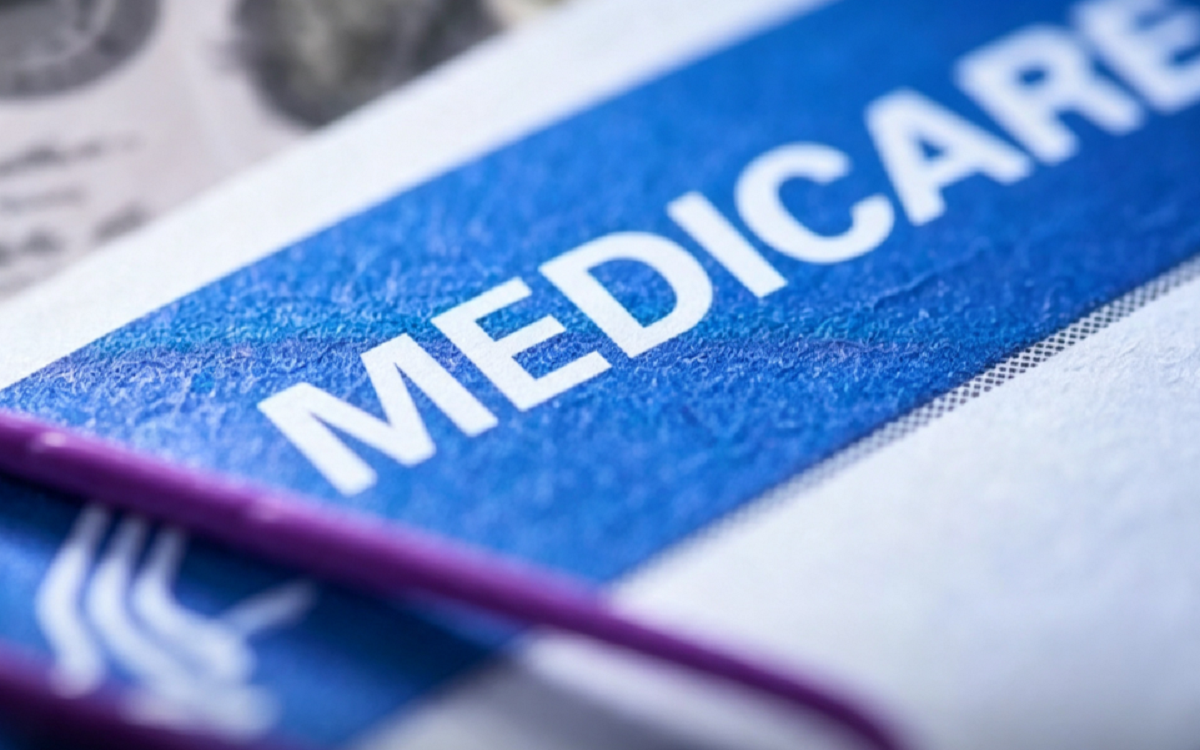 Tarjeta oficial del programa Medicare sobre un mostrador de farmacia.