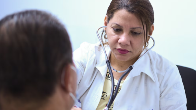 Médico oftalmólogo cubano realizando una revisión ocular a un paciente.