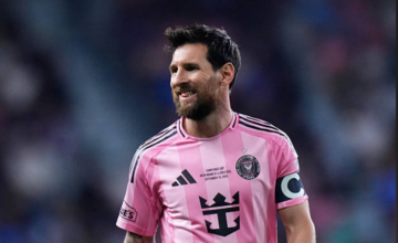 Lionel Messi celebrando con los brazos abiertos tras convertir su gol 100 con la camiseta del Inter de Miami.