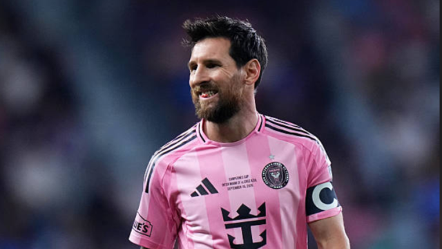 Lionel Messi celebrando con los brazos abiertos tras convertir su gol 100 con la camiseta del Inter de Miami.