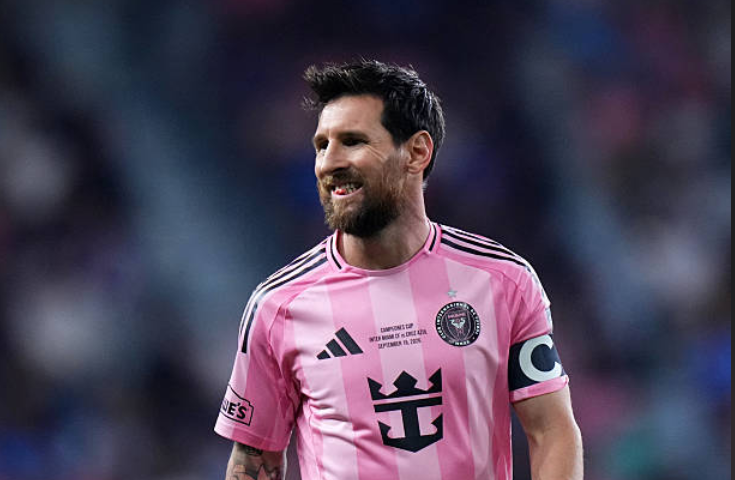 Lionel Messi celebrando con los brazos abiertos tras convertir su gol 100 con la camiseta del Inter de Miami.