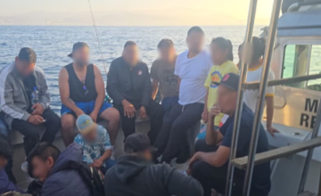 Migrantes mexicanos siendo atendidos por personal médico de Sanidad Naval
