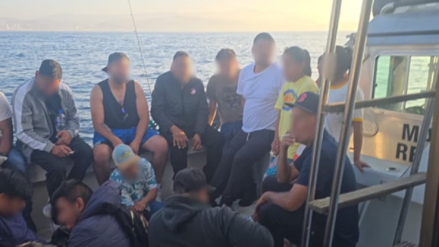 Migrantes mexicanos siendo atendidos por personal médico de Sanidad Naval
