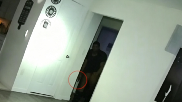 Cámara corporal policial capturando imágenes durante un procedimiento táctico.