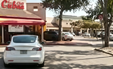 Camioneta incrustada en la fachada destruida de un restaurante de comida cubana en Miami.