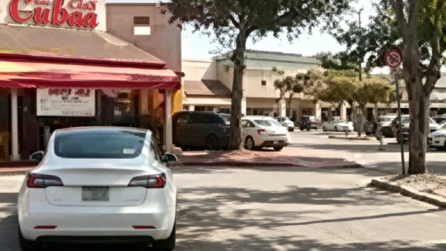 Camioneta incrustada en la fachada destruida de un restaurante de comida cubana en Miami.