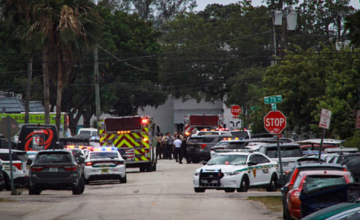 Patrullas policiales y cinta de preservación en una calle residencial de Miami tras un tiroteo.