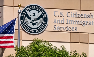 Inmigrantes esperando en una sala de atención comunitaria en Estados Unidos.