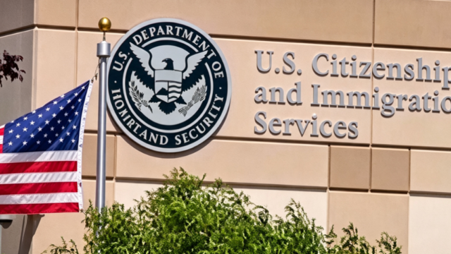 Inmigrantes esperando en una sala de atención comunitaria en Estados Unidos.