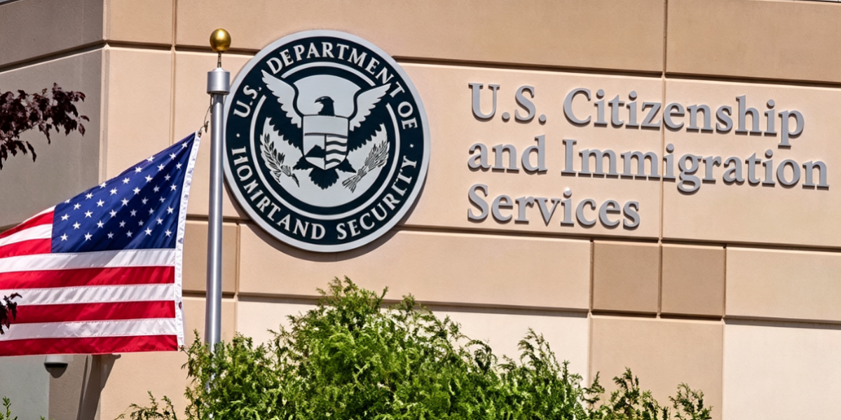 Inmigrantes esperando en una sala de atención comunitaria en Estados Unidos.