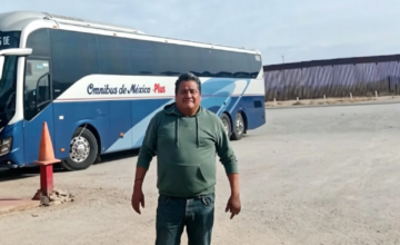 Integrantes de un grupo de búsqueda humanitaria recorriendo la zona fronteriza.