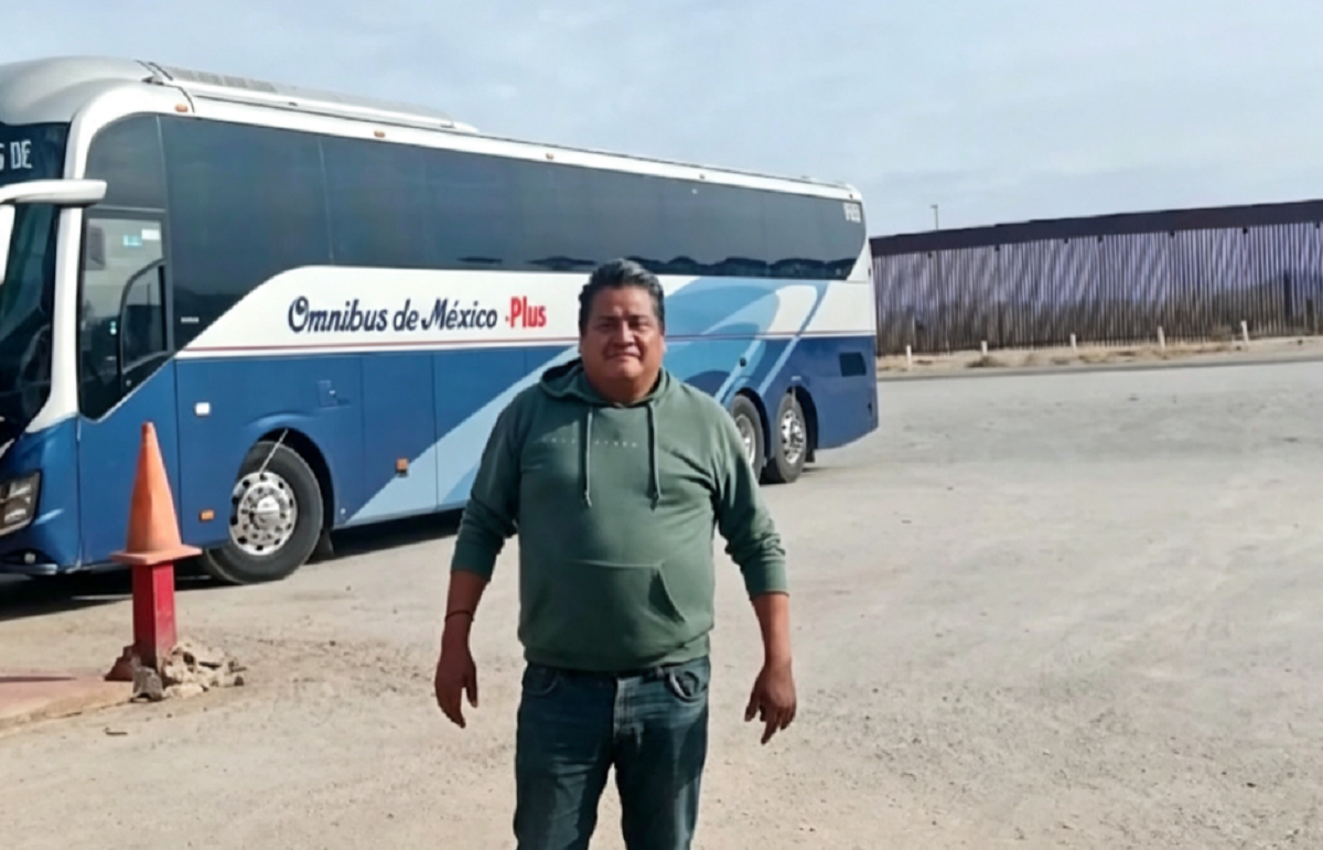 Integrantes de un grupo de búsqueda humanitaria recorriendo la zona fronteriza.