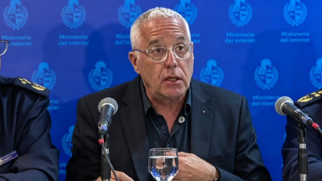 El ministro del Interior Carlos Negro brindando la rueda de prensa sobre la Operación Trazador.