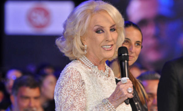 Mirtha Legrand sonriendo en la conducción de su programa de televisión.
