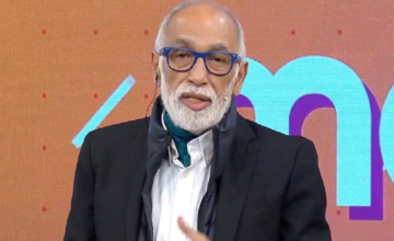 Retrato del periodista y locutor Oscar González Oro durante una entrevista.