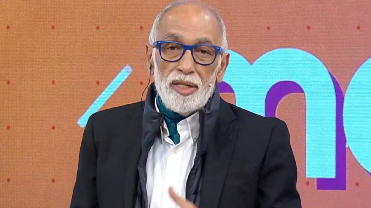 Retrato del periodista y locutor Oscar González Oro durante una entrevista.