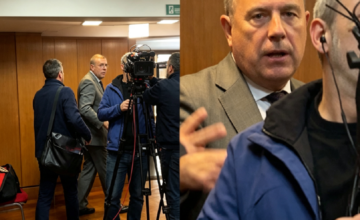 Primer plano de grabadores y teléfonos móviles sobre una mesa durante una conferencia de prensa.