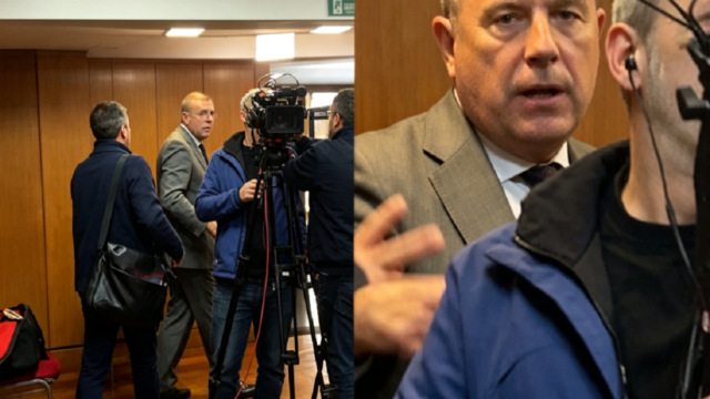 Primer plano de grabadores y teléfonos móviles sobre una mesa durante una conferencia de prensa.
