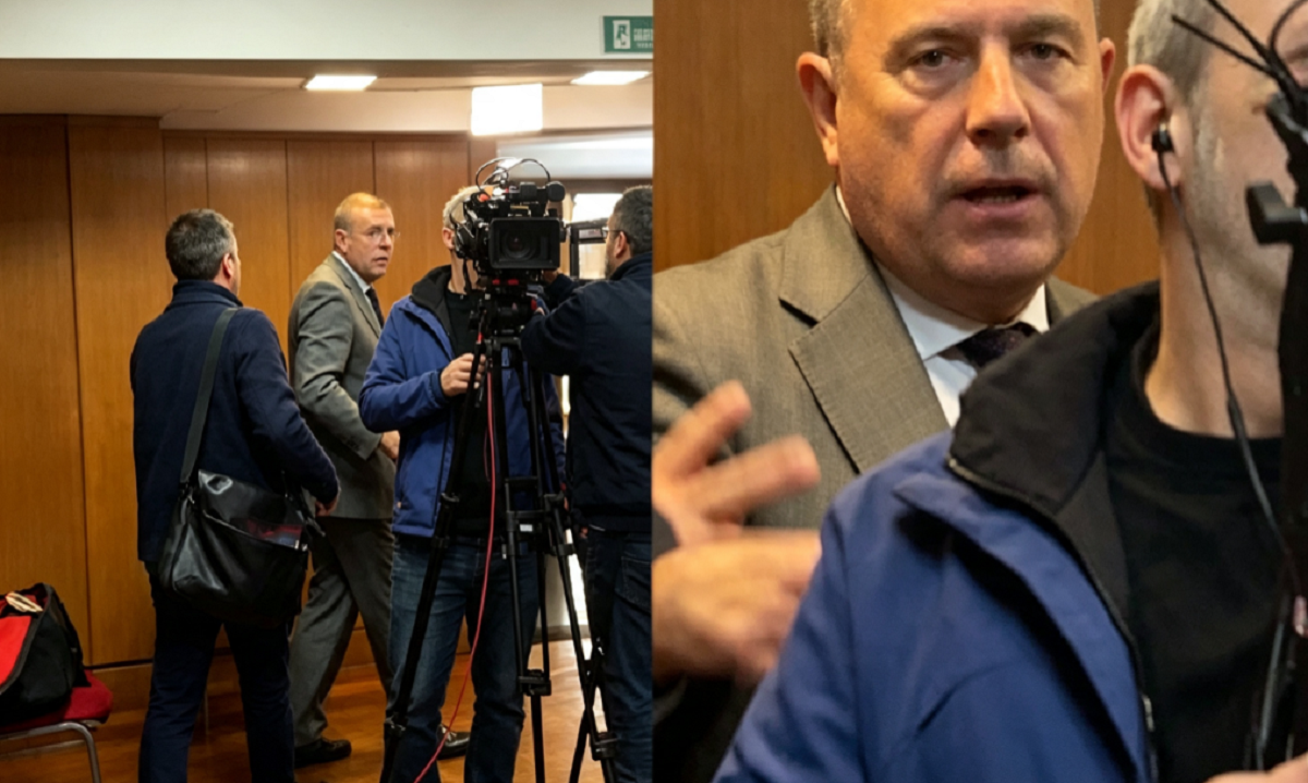 Primer plano de grabadores y teléfonos móviles sobre una mesa durante una conferencia de prensa.
