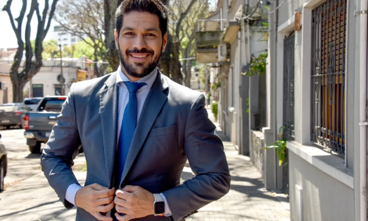 Primer plano de un dirigente político dialogando con la prensa.
