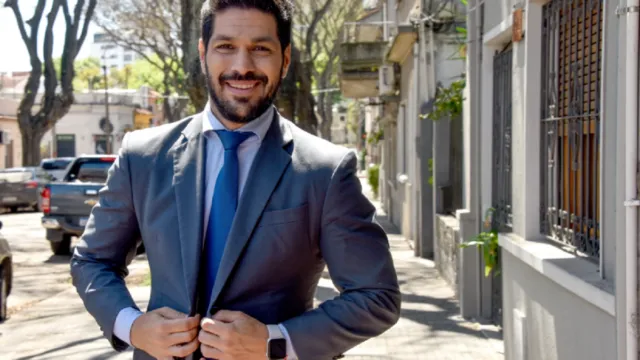 Primer plano de un dirigente político dialogando con la prensa.