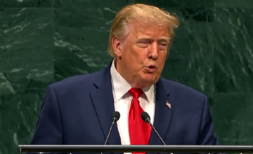 Donald Trump haciendo uso de la palabra en el podio de la Asamblea General de la ONU.