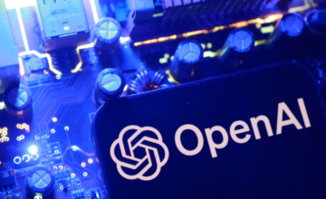 Ilustración conceptual de la pantalla de OpenAI con un candado abierto y símbolos de ciberseguridad.
