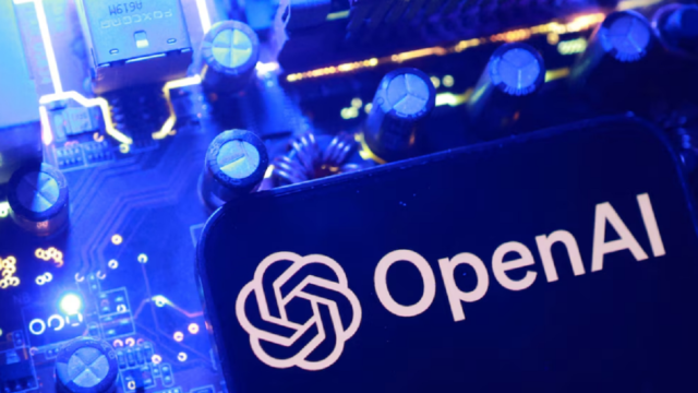 Ilustración conceptual de la pantalla de OpenAI con un candado abierto y símbolos de ciberseguridad.