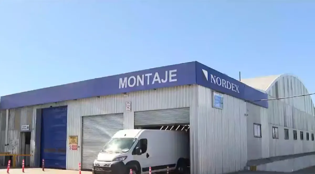 Operarios de la planta Nordex trabajando en la adaptación de la pick-up Fiat Titano para el papa León XIV en Montevideo.