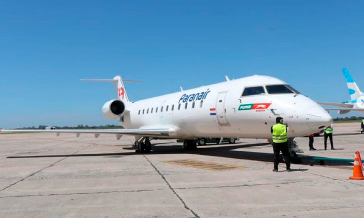 Avión comercial de la aerolínea Paranair estacionado en la pista del aeropuerto.