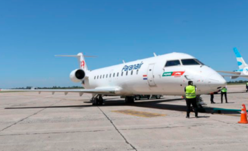 Avión comercial de la aerolínea Paranair estacionado en la pista del aeropuerto.