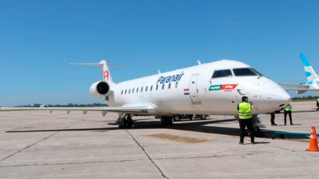 Avión comercial de la aerolínea Paranair estacionado en la pista del aeropuerto.