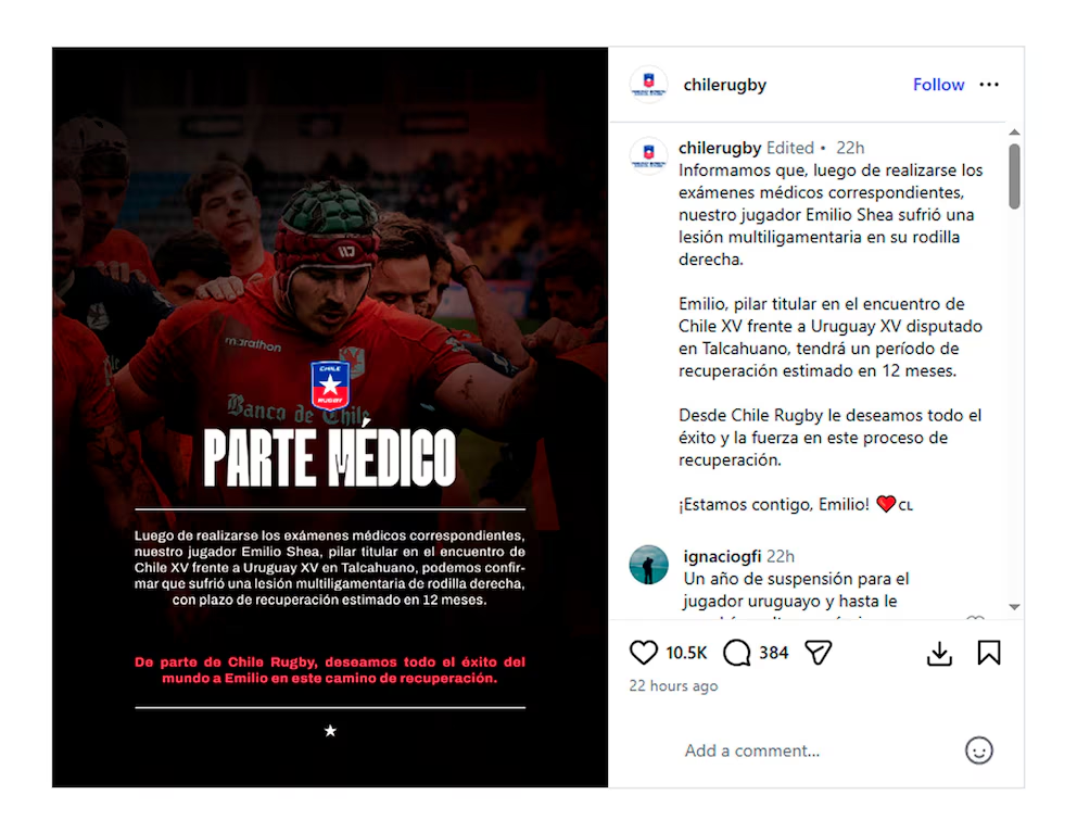 Balón de rugby sobre el césped de un estadio profesional.