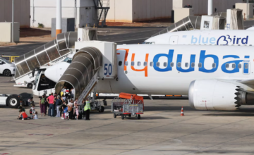 Pasajeros descendiendo por la rampa de una aeronave comercial tras un aterrizaje forzoso.