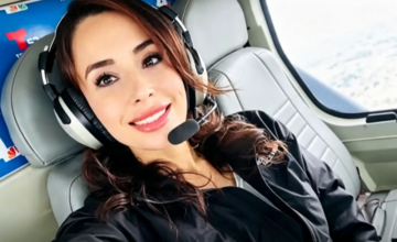 Retrato de la periodista Eliana Moreno en una de sus transmisiones habituales para Telemundo.