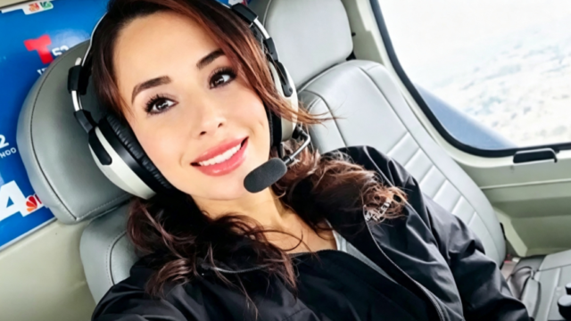 Retrato de la periodista Eliana Moreno en una de sus transmisiones habituales para Telemundo.