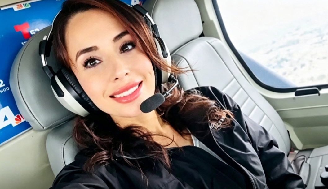 Retrato de la periodista Eliana Moreno en una de sus transmisiones habituales para Telemundo.