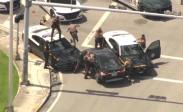 Patrulleros rodeando un vehículo robado tras una persecución policial en el noroeste de Miami-Dade.