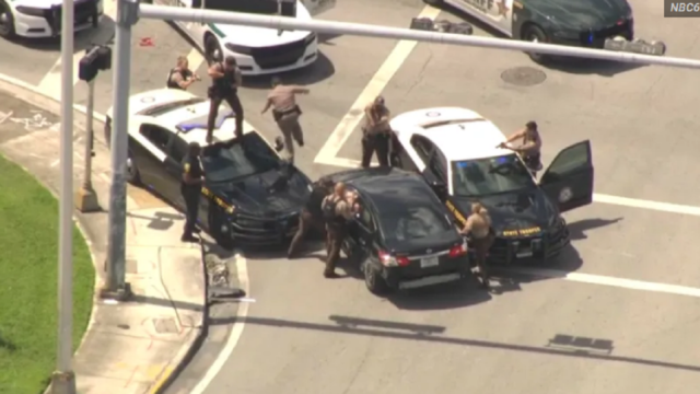 Patrulleros rodeando un vehículo robado tras una persecución policial en el noroeste de Miami-Dade.