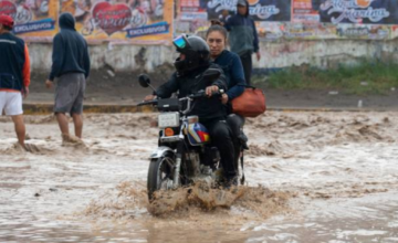 Crecida del caudal del río Tumbes amenazando los márgenes urbanos en Perú.