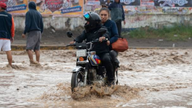 Crecida del caudal del río Tumbes amenazando los márgenes urbanos en Perú.
