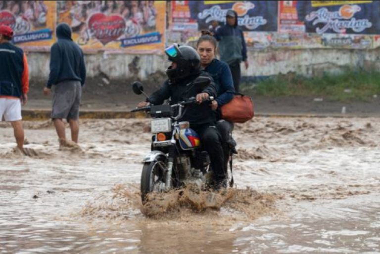 Crecida del caudal del río Tumbes amenazando los márgenes urbanos en Perú.