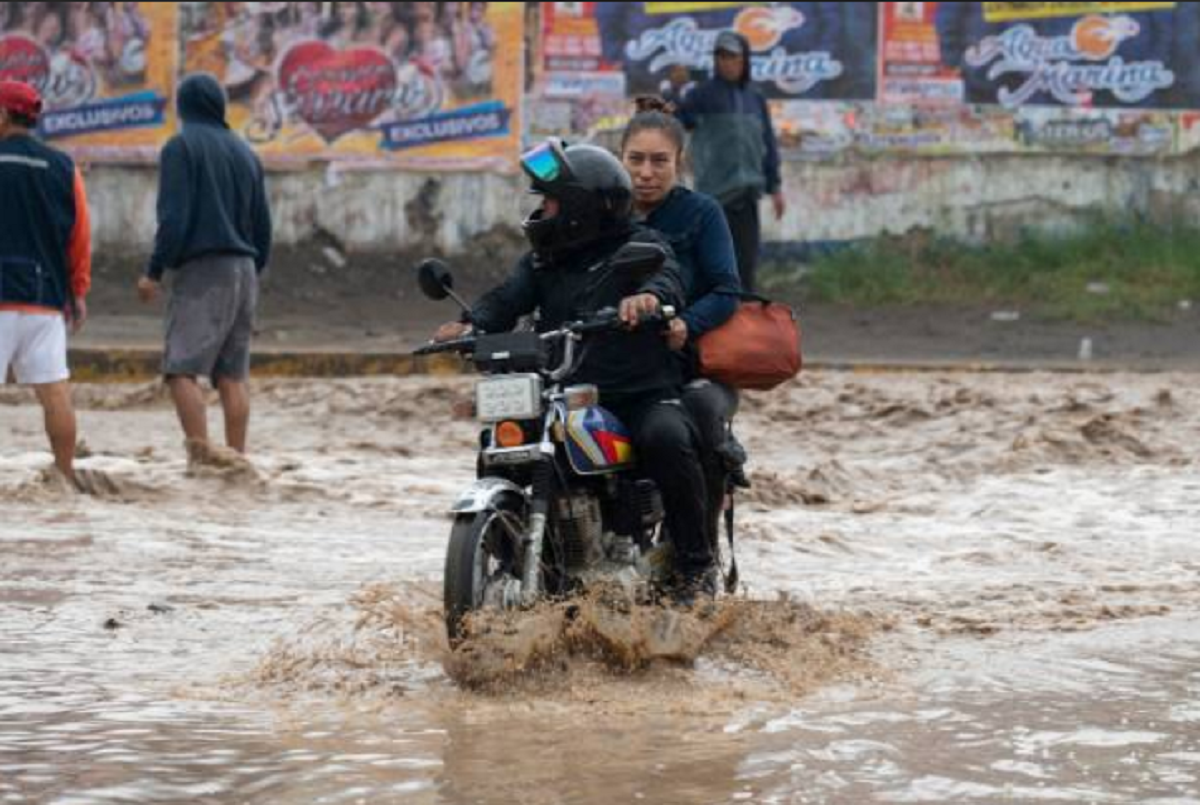 Crecida del caudal del río Tumbes amenazando los márgenes urbanos en Perú.