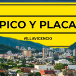 Agente de tránsito controlando la circulación de vehículos en Colombia