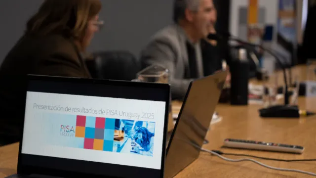 Autoridades de la educación presentando los resultados del informe PISA en rueda de prensa.