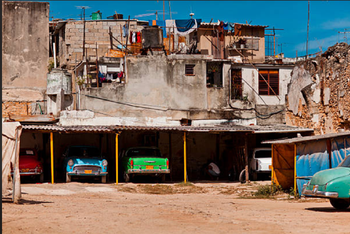 Fila de ciudadanos cubanos esperando para comprar alimentos con la libreta de racionamiento.